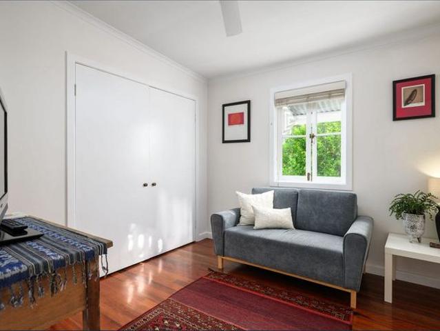 IMMACULATE 2 LEVEL HOME IN HEART OF EUMUNDI