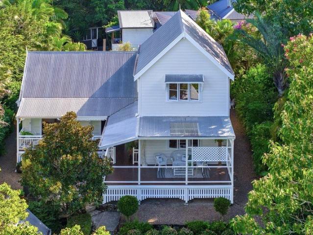 IMMACULATE 2 LEVEL HOME IN HEART OF EUMUNDI