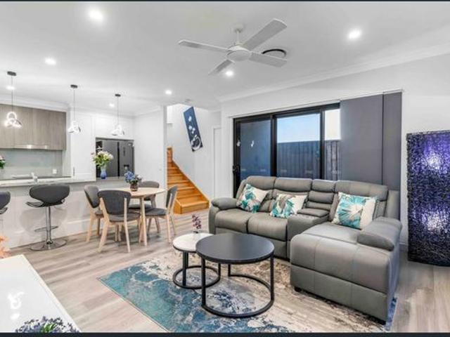 Immaculate 3 Bed + Study Townhouse Gated Complex, Walk to Everything