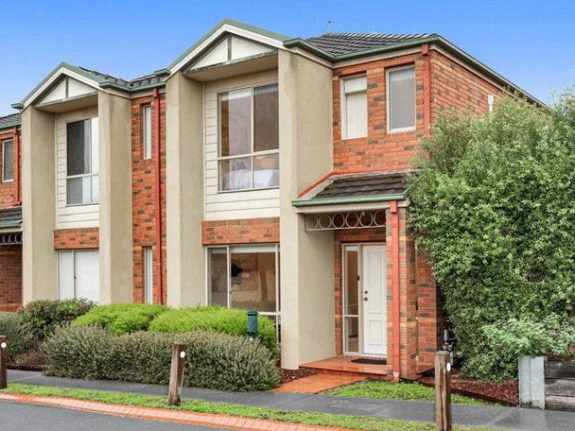 Immaculate 3 Bed Townhouse with Double Garage Botanica Park