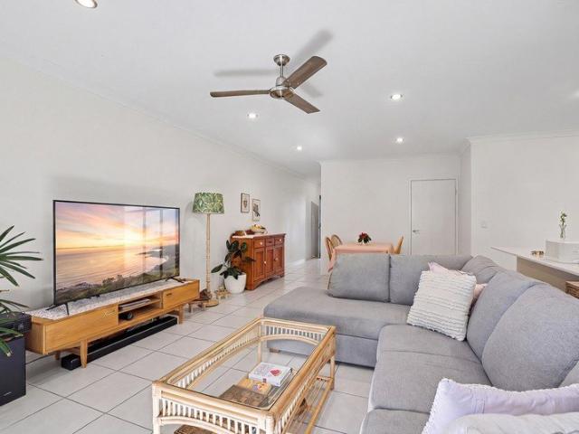 Immaculate 3 bed townhouse in Pacific Pines, superb price