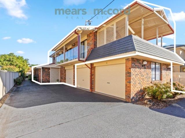 IMMACULATE 3 BEDROOM TOWNHOUSE !