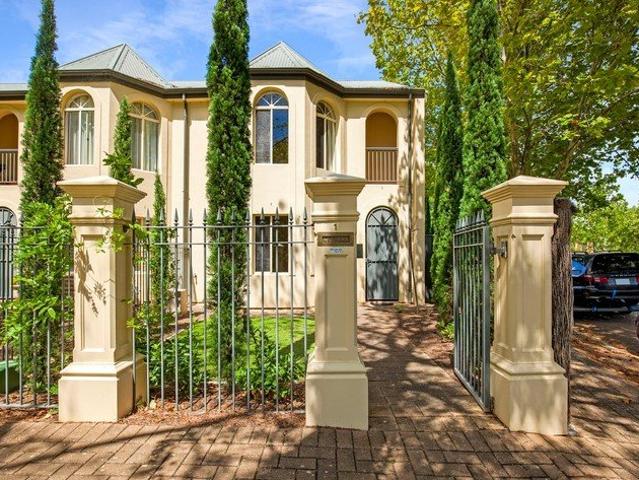 Immaculate 3 Bedroom Townhouse in Prestigious Amber Woods Estate