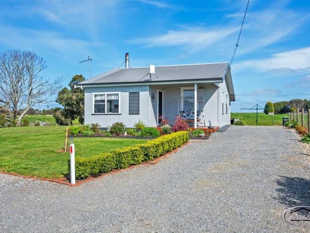 Immaculate 3 Bedroom Cottage on 2886sqm Block!