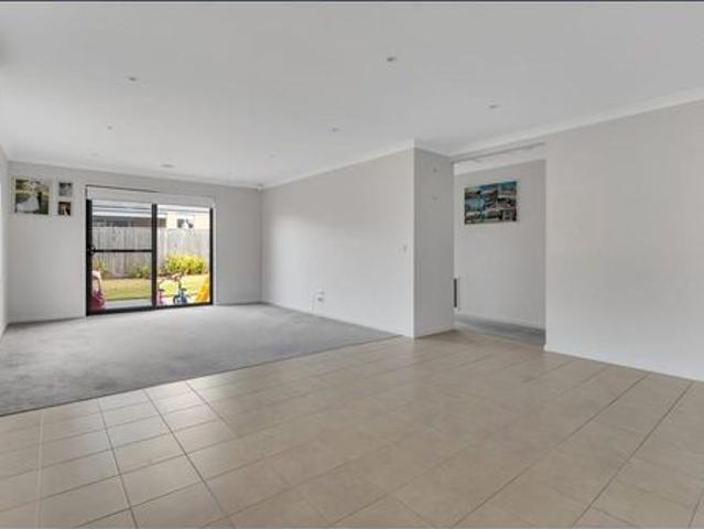 Immaculate 3 Bedroom Home In The Heart Of Doreen!