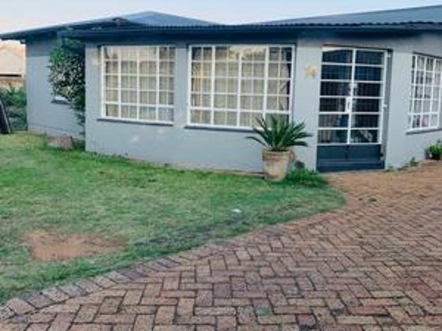 immaculate 3 bedroom house to let i.