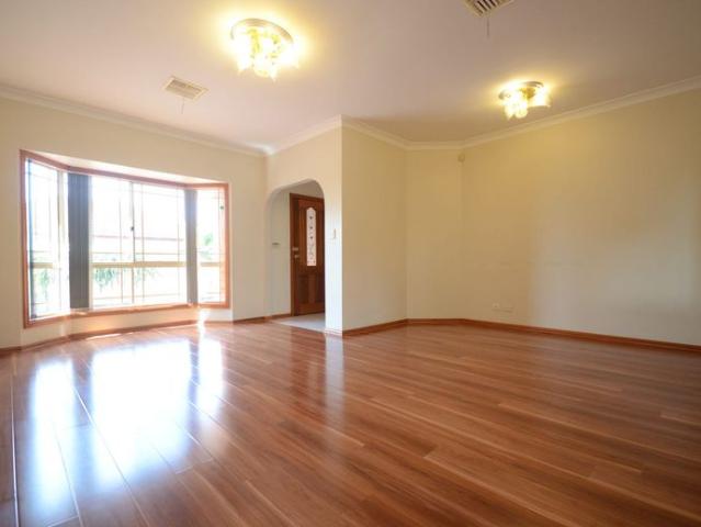 Immaculate 3 bedroom house with deducted air condition!