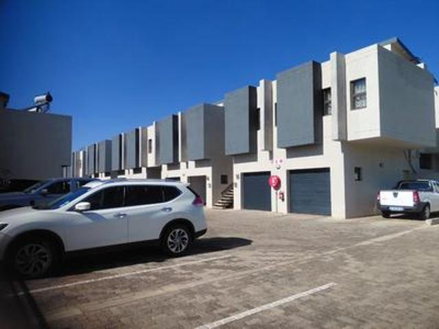 immaculate 3 bedroom, modern apartment