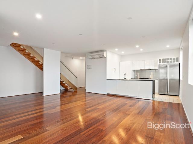 IMMACULATE 3 BEDROOM PLUS STUDY APARTMENT WITH 2.5 BATHROOMS AND CITY VIEWS!
