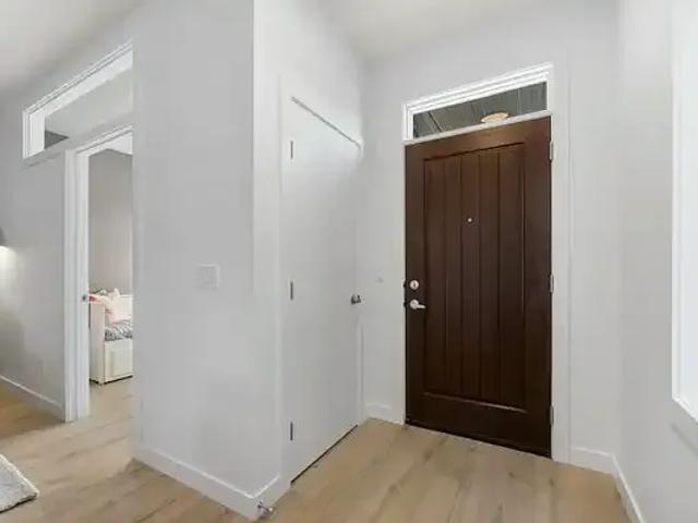 Immaculate 4 bedroom 3 bathroom House for Immediate Rental — 4 Bedrooms+ Den Duplex