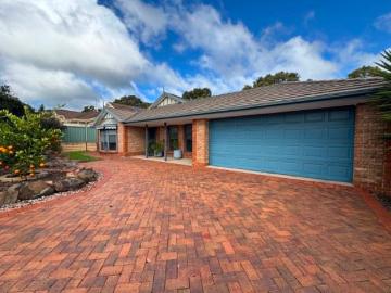 Immaculate 4 bedroom Family Home in a Peaceful Reservoir Side Location