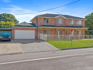 Immaculate 4 bedroom home with stunning water views