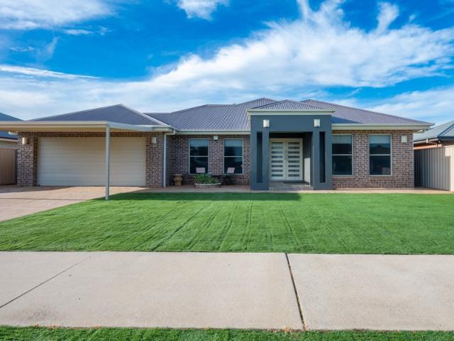 Immaculate 4 Bedroom home, 3 living areas, Open Plan! Solar / Battery No Power Bill!