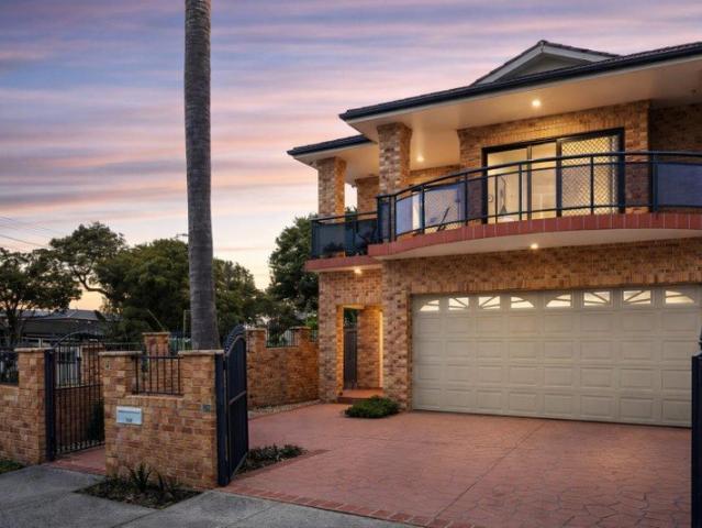 LUXURIOUS FAMILY RESIDENCE | 9 BEDROOMS, 8 ENSUITES & EXCEPTIONAL VERSATILITY