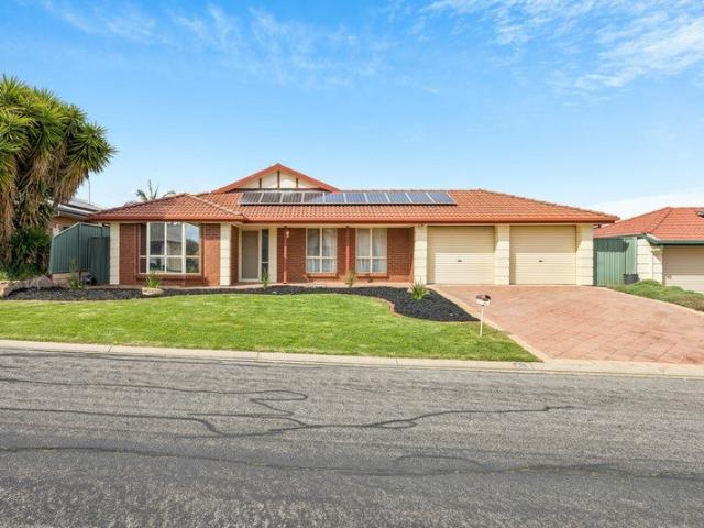 Immaculately Kept Family Entertainer in a Peaceful Cul de Sac