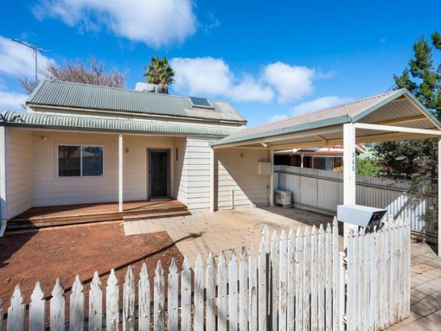 Immaculately Modernised 3 Bedroom Home  Located In A Sought After Piccadilly Neighbourhood!