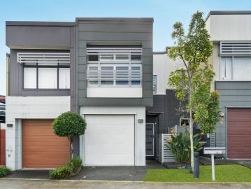 Immaculately Maintained Townhouse in Prime Coombabah Location