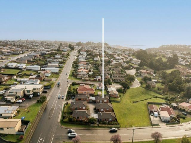 IMMACULATELY MAINTAINED VILLA IN CONVENIENT LOCATION