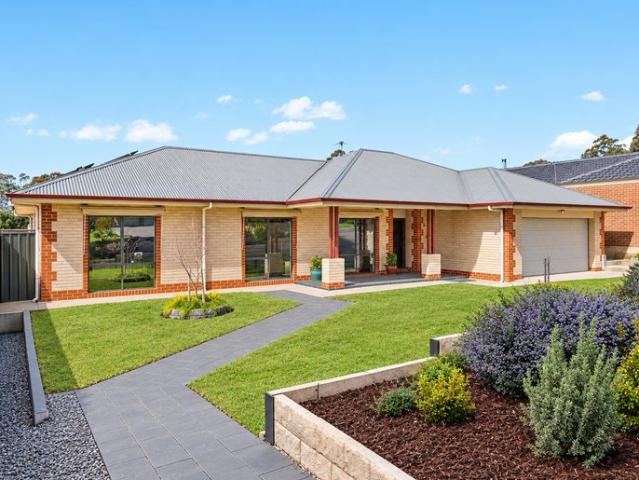 Immaculately Maintained Family Home on a Generous 675sqm Allotment