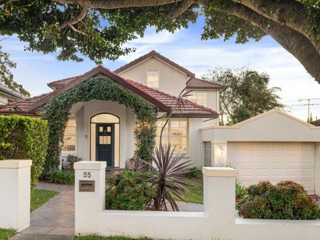 Immaculately Presented Enchanting Entertainer