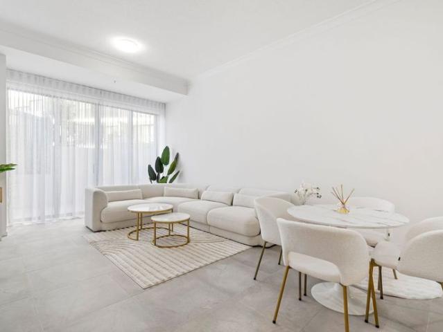IMMACULATELY PRESENTED FULLY FURNISHED APARTMENT FACILITIES INCLUDE POOL, GYM, PILATES ROOM AND MORE