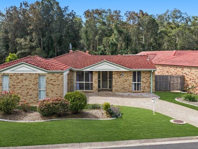 LOW MAINTENANCE, NEAT AS A PIN, POPULAR PEACEFUL NEIGHBOURHOOD!