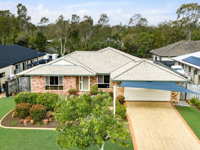 Immaculately Presented Family Home in Beautiful Sandstone Lakes