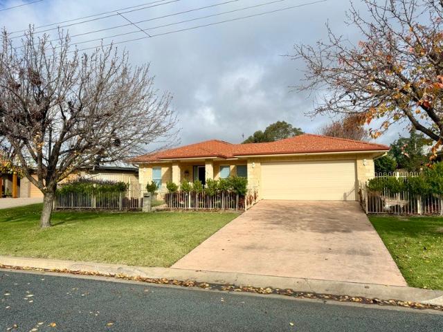 Immaculately Presented Family Home with Exceptional Entertaining
