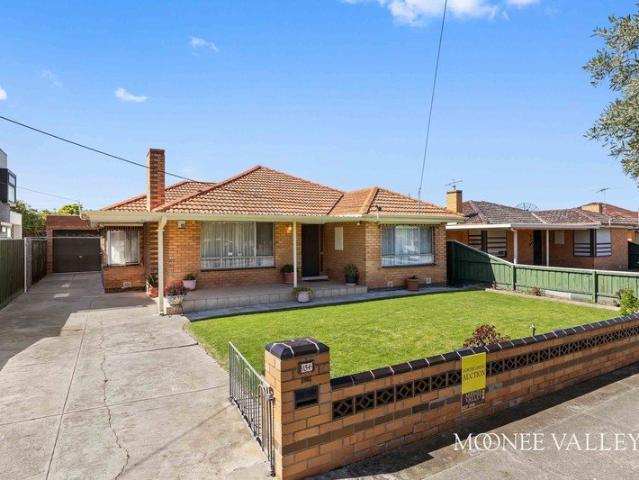 Immaculately Presented Family Home with Multiple Living Areas