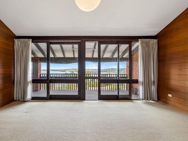 IMMACULATElY PRESENTED FAMILY HOME