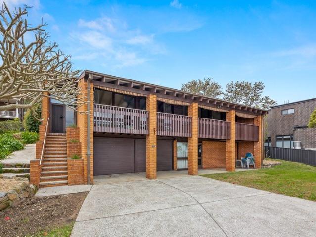 IMMACULATElY PRESENTED FAMILY HOME