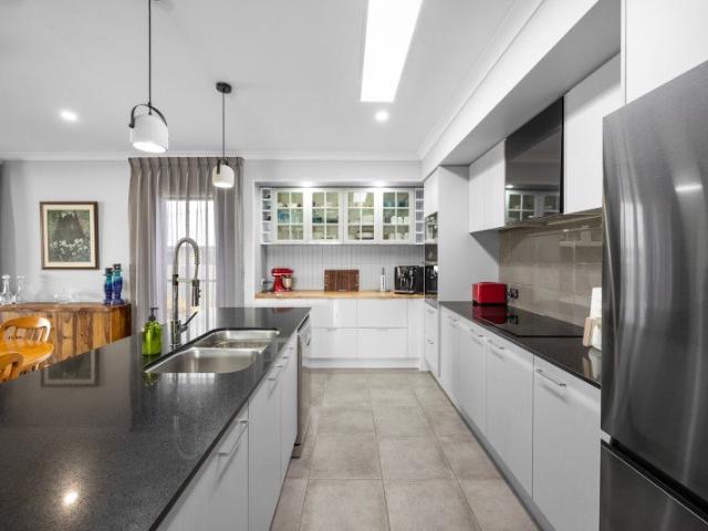 IMMACULATELY PRESENTED FAMILY LIVING IN MERIDAN PLAINS