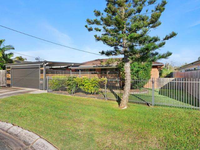 IMMACULATELY PRESENTED HOME 705m2 BLOCK SIDE ACCESS
