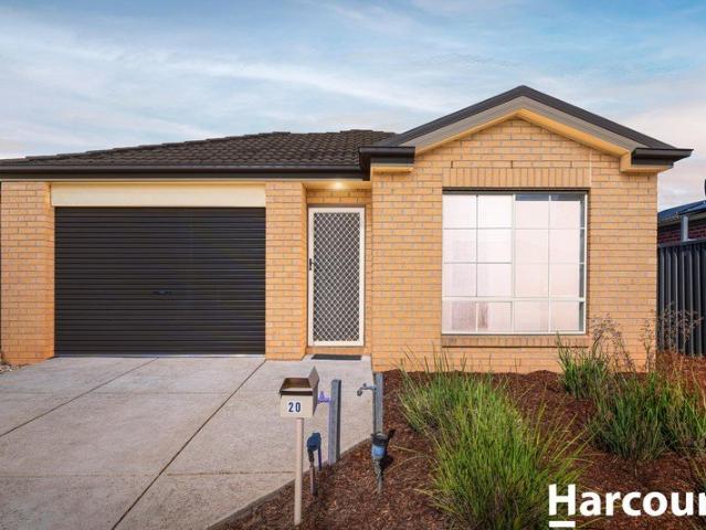 Immaculately Presented Living in a Prime Manor Lakes Location