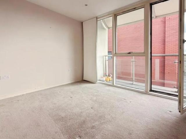 Immaculately presented top floor two bedroom apartment to let in Bristol’s Airpoint development, offering open plan living, two balconies with city views, two modern bathrooms, underground parking and excellent access to Bedminster amenities and transport links