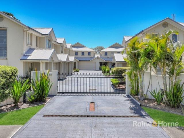 Immaculately presented townhouse with space to live, work and entertain