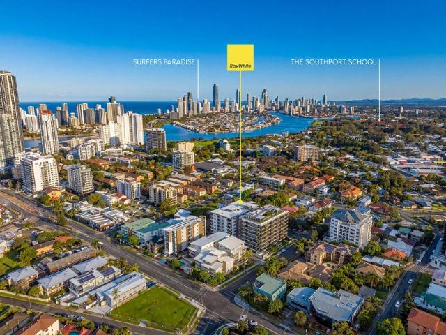 Immaculately Presented 2 Bedroom Centrally Located Apartment City Skyline Views Highly Motivated Owner!