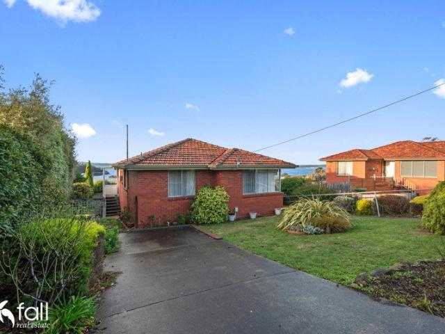 Immaculately presented 2 Bedroom Home