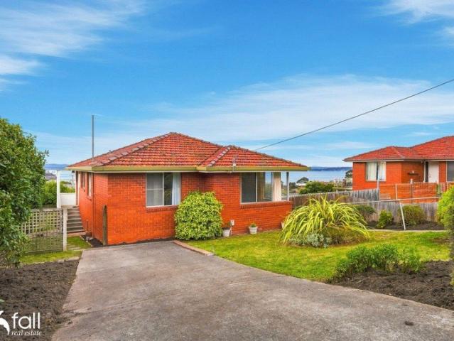 Immaculately presented 2 Bedroom Home
