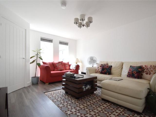 Immaculately presented 3 bedroom detached house to rent in Cambourne with local amenities close by. GCH. Driveway parking for 2 cars. Excellent access to the A14 & M11. Unfurnished