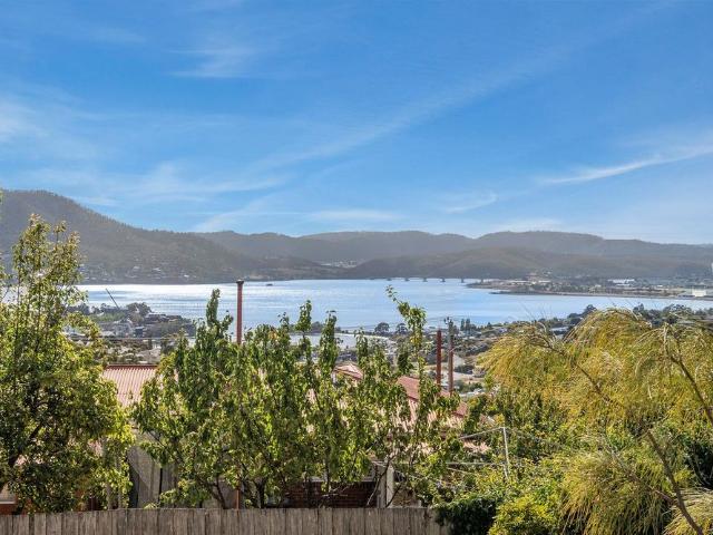 Immaculately presented 3 bedroom family home in a great location