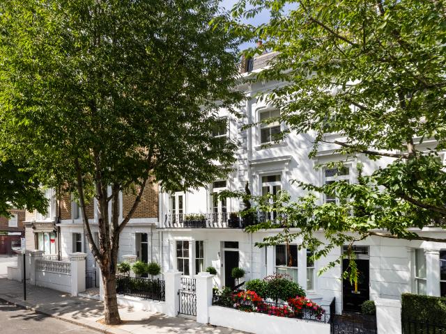 Immaculately Renovated Five Bedroom Kensington Townhouse ﻿