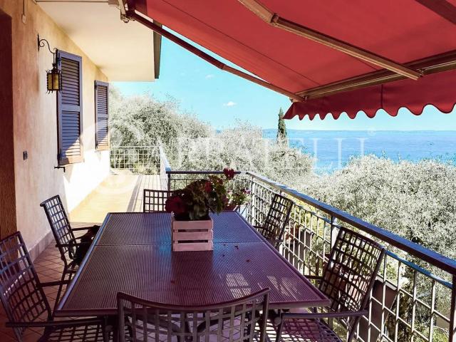 Immersa nel verde di una collina che abbraccia il Lago di Ga. 254m² Gardone Riviera