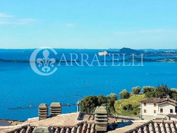 Immersa nel verde di una collina che abbraccia il Lago di Ga. 254m² Gardone Riviera
