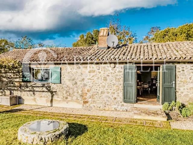 Immersa nel cuore di un paesaggio collinare incantevole, si. 1172m² Castel Giorgio