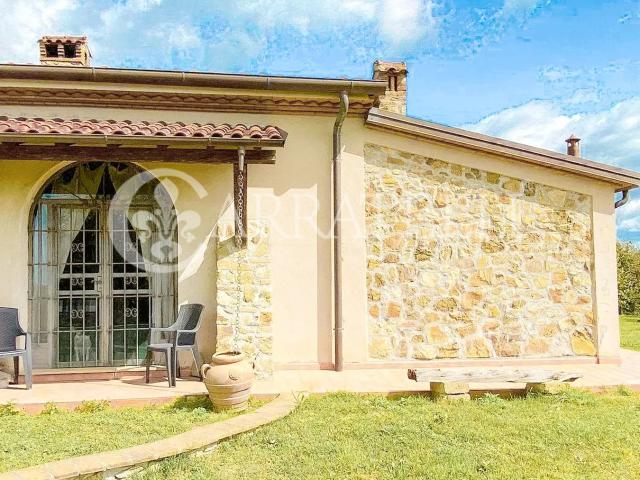 Immersa nel paesaggio idilliaco di Castiglioncello, questa v. 300m² Rosignano Marittimo