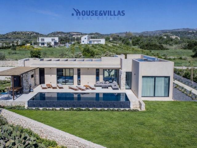 Immersa nella quiete della campagna siciliana, a soli 5 km d. 180m² Avola