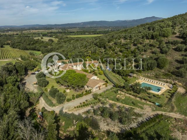 Immersa nella quiete delle campagne maremmane, splendida azi. 850m² Roccastrada