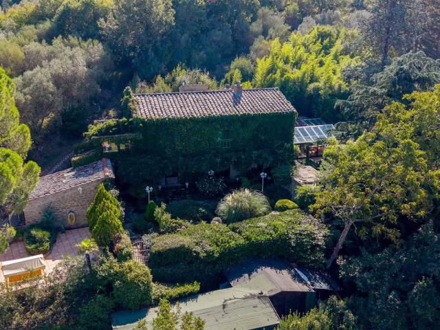 Immersa nella quiete delle colline cortonesi, questa proprie. 244m² Cortona