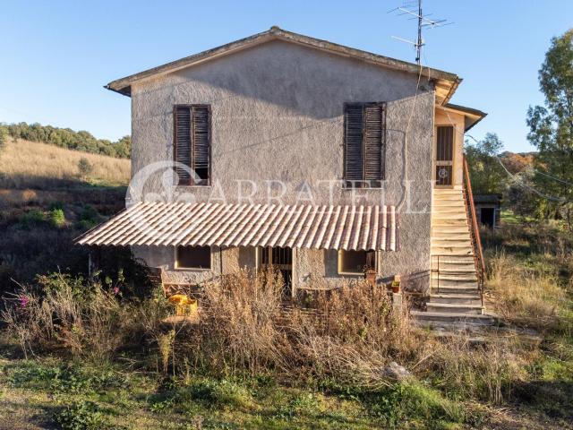 Immersa tra le dolci colline toscane, a pochi minuti dai pri. 160m² Capalbio